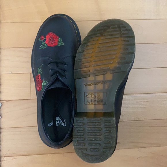 Doc Martens with roses. They have only been worn once and they are very cute! - Picture 2 of 4